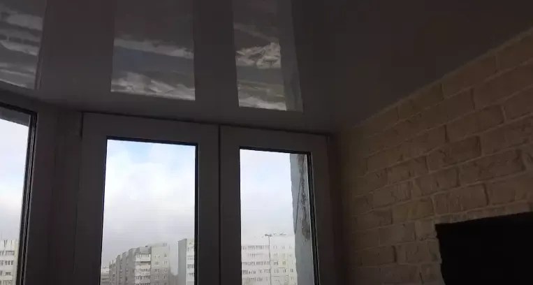 Зеркальный натяжной потолок на лоджию — Ноябрьск, Советская, 81/1, фото 1